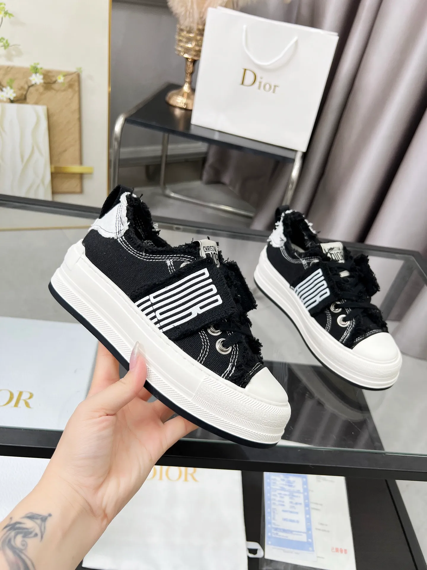 Men’s Men’s Shoes 💰480 Dior Dior 2025 Presbyopia Embroidery Thick-soled Canvas Shoes Casual Sneakers This Walk’n’Dior thick-soled sneaker is a fashionable item that enhances the style of the series. Oblique printed cotton embroidered upper with comfortable platform sole, tongue and Christian Dior Homme 💰aris signature laces. Can add fashionable temperament to any casual look Size: 35-45